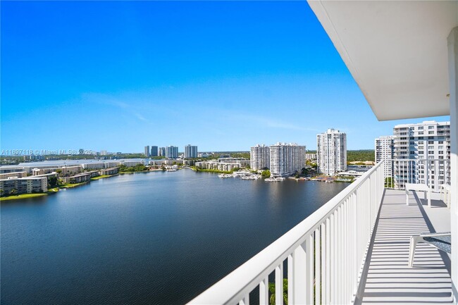 Foto del edificio - 2851 NE 183rd St