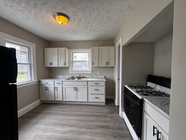 Building Photo - Charming 3-Bedroom Property in Prime Location