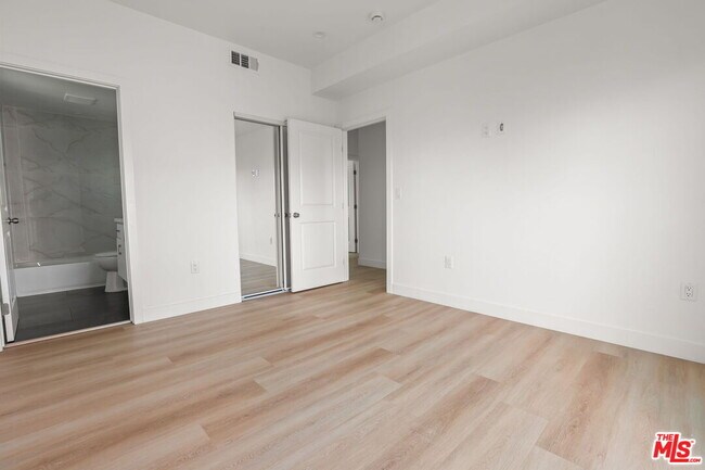 Foto del edificio - 1265 Browning Blvd