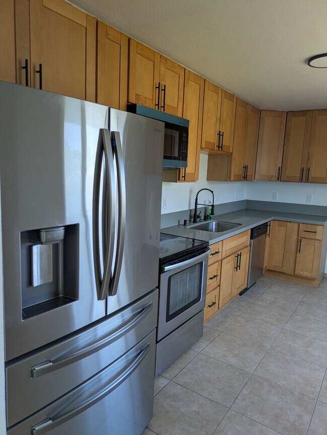 Foto del edificio - **Spacious 4-Bedroom, 2-Bath Residence with Waterfront & Hillside Views – Vallejo**