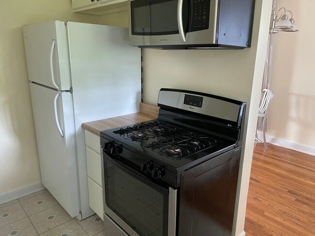 Building Photo - 623 Waukegan Rd