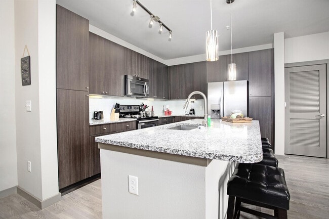 Building Photo - 1905 Canterbury St