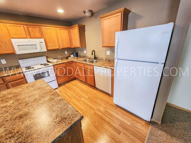 Foto del edificio - 2-Bedroom, 2-Bath Townhome in Pleasant Hill with a 2-Car Attached Garage