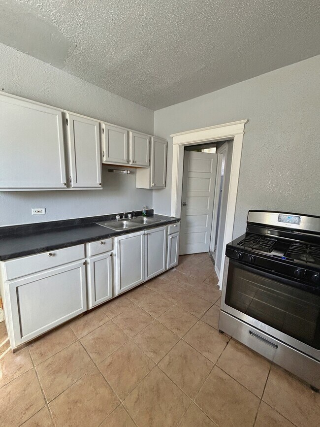 Foto del edificio - 11833 S Perry Ave