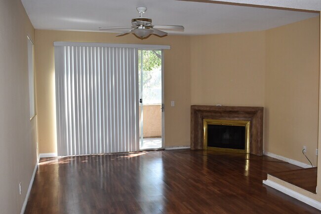 Building Photo - 2 Story 3 Bedroom 2.5 Bath Townhome with A...