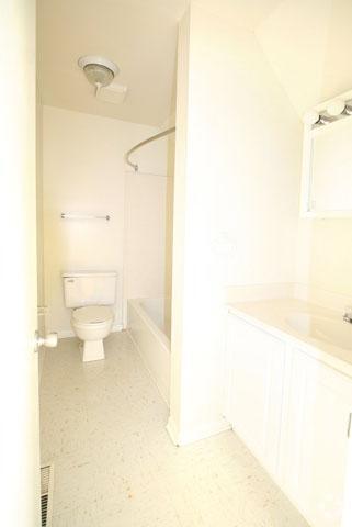 Baño - Hollymead Square Townhomes
