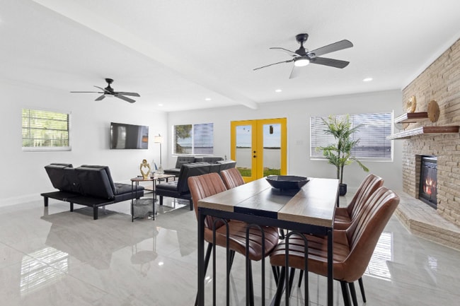 Photo - 1824 Lake St House