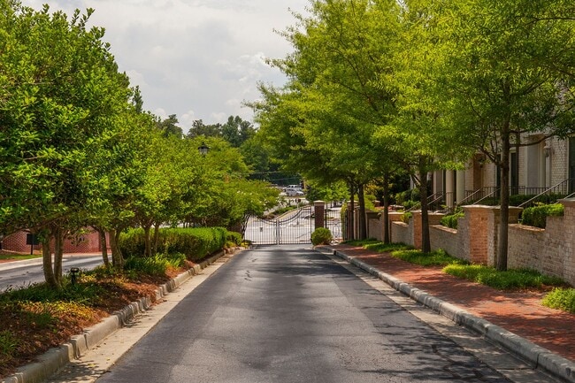 Building Photo - Very Spacious 3/3.5 Townhome in the Heart of Buckhead!
