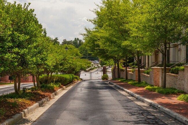 Foto del edificio - Very Spacious 3/3.5 Townhome in the Heart of Buckhead!