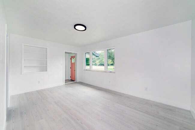 Building Photo - 1116 NE 11th Ter