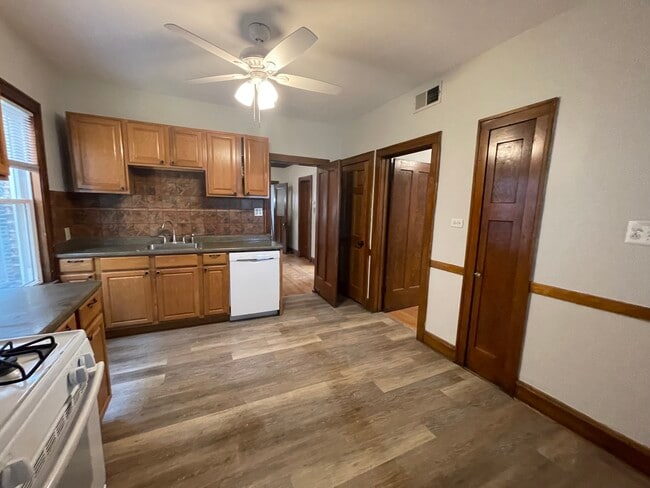 Building Photo - 3538 W Belmont Ave