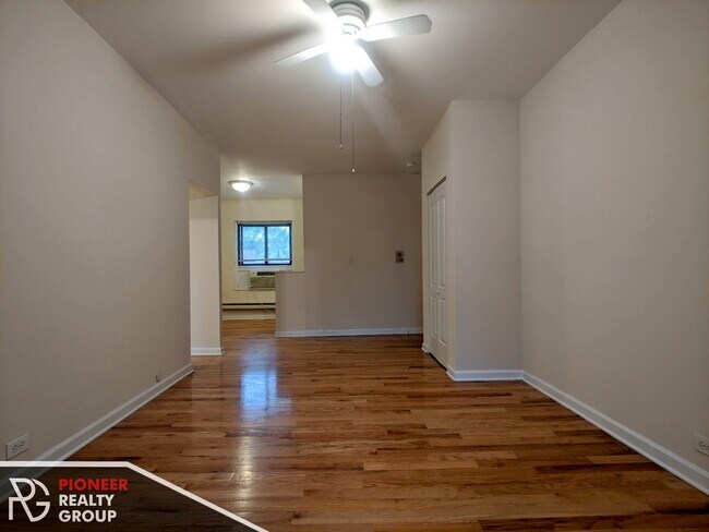 Foto del edificio - 3721 N Pine Grove Ave
