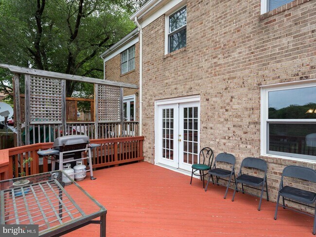 Building Photo - 9902 Lakepointe Dr