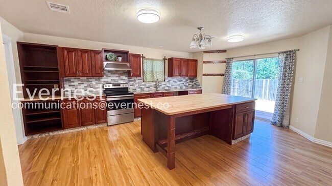 Foto del edificio - 3 Bed/2.5 Bath Home with Fenced Yard & Garage / Pet-Friendly / Available Now!