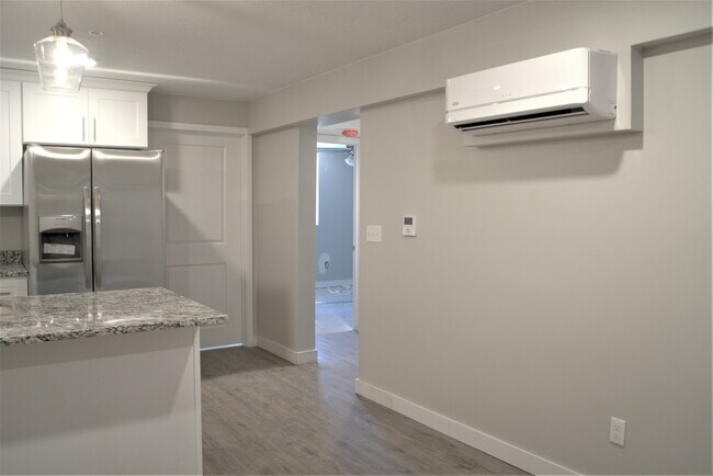 Building Photo - 689 S 75 E