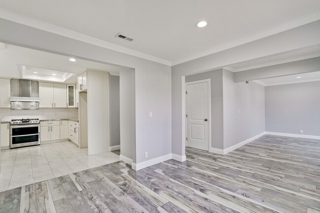 Building Photo - Stunning Single Family Home