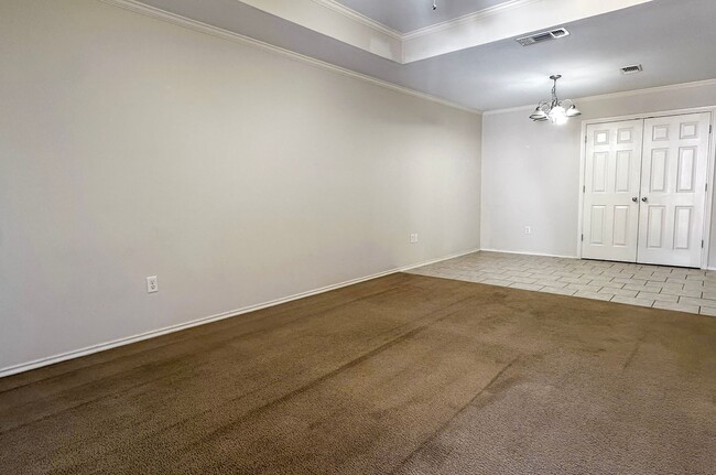 Building Photo - Galloping Way Triplex