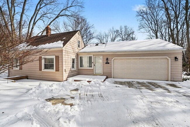 Building Photo - Beautiful 2 bed 2 bath single family home in Northville Twp.