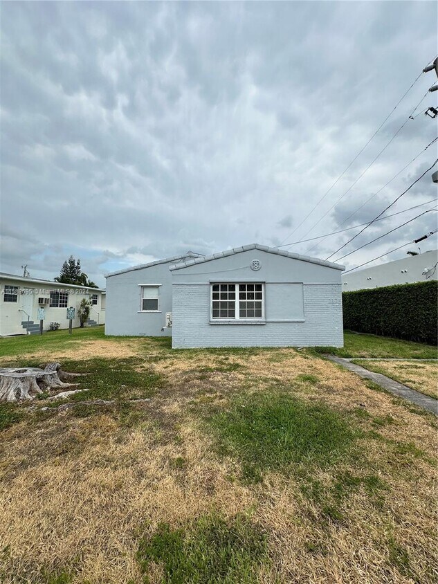 Foto principal - 2125 Bay Dr