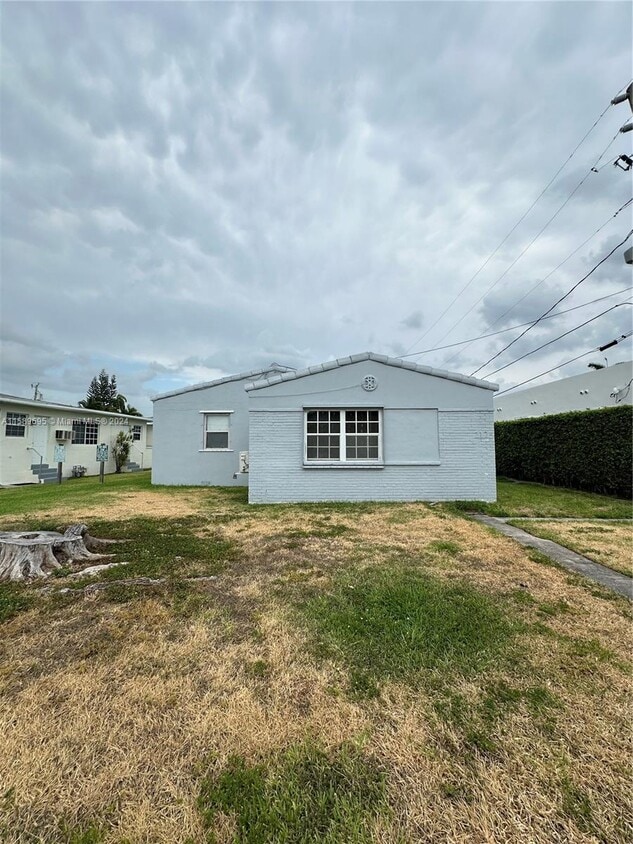 Primary Photo - 2125 Bay Dr