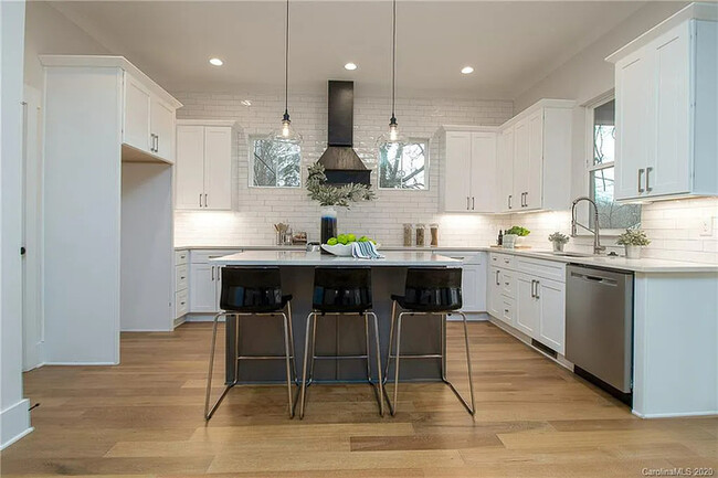Foto del edificio - Luxurious, Modern Farmhouse in Belmont wit...