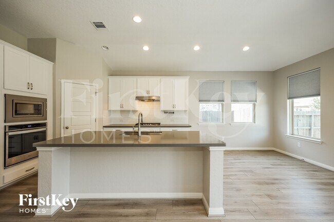 Foto del edificio - 2207 Tiptop Ln