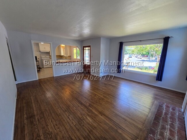 Foto del edificio - Beautiful 2 bedroom, 1 bath in the desirable Montgomery Village neighborhood - Santa Rosa