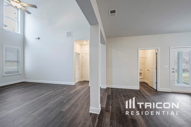 Building Photo - 325 Oxbow St