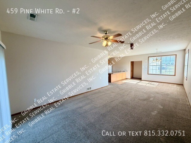 Foto del edificio - 459 Pine White Rd