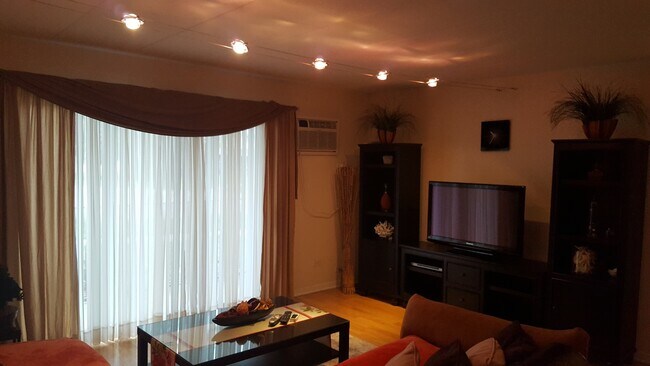 Foto del edificio - 6001 Marshall Ave