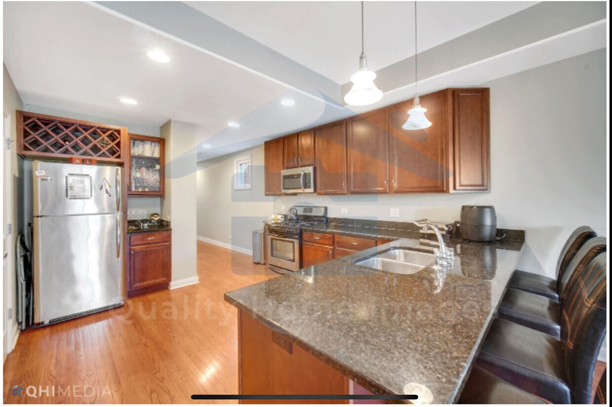 Primary Photo - 6446 S Dorchester Ave