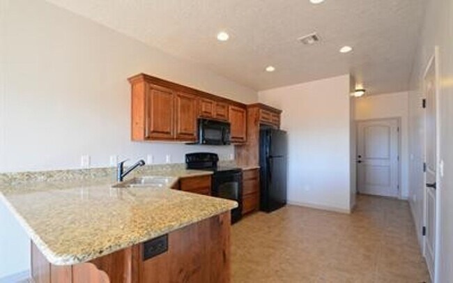 Building Photo - Charming 3 bedroom Townhome. 2 Community P...