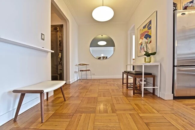Extra large foyer - 255 W 23rd St
