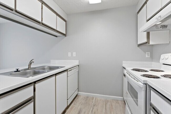 Foto del edificio - 2 bedroom unit. Pets OK! Lots of upgrades!...