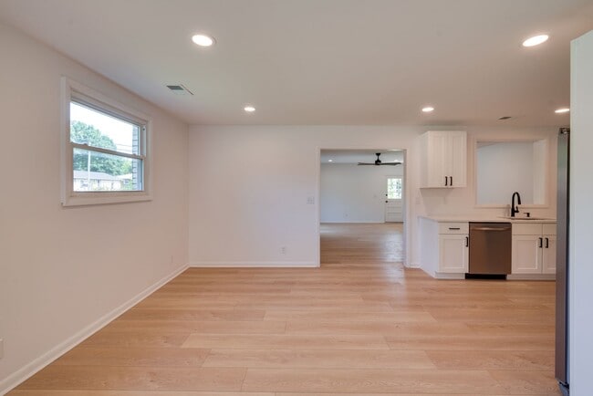 Building Photo - 3234 Moorewood Dr