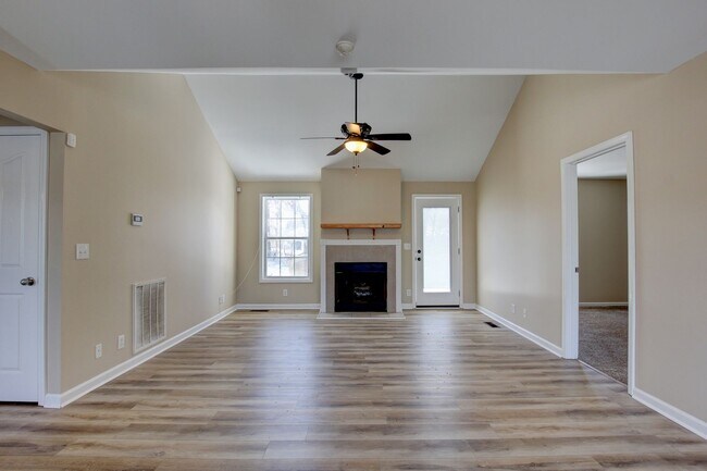 Foto del edificio - Cozy 3 bd 2 bath in the heart of Clarksville.  Fresh paint and Flooring!