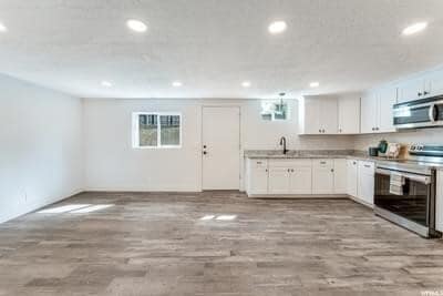 Building Photo - 1548 E Kings Row Dr
