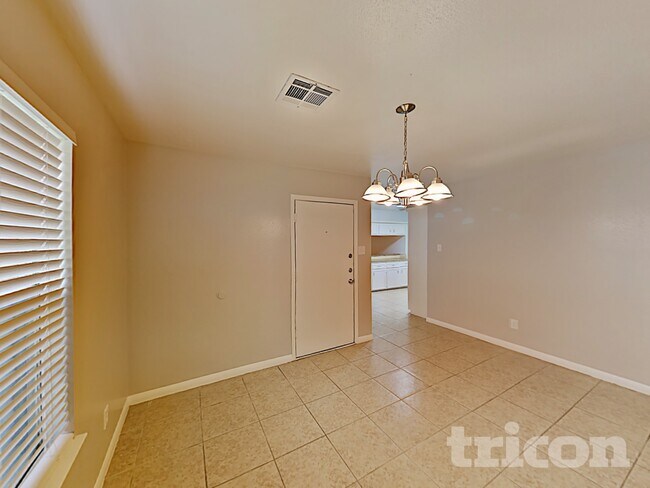 Foto del edificio - 411 E Carby Rd