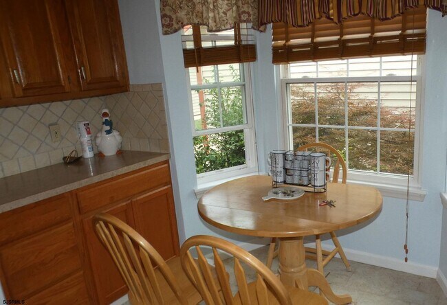 Building Photo - 696 E Lake Front Cir