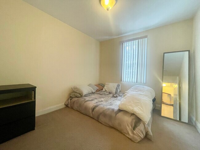 Foto del edificio - 34 Bingham Ave