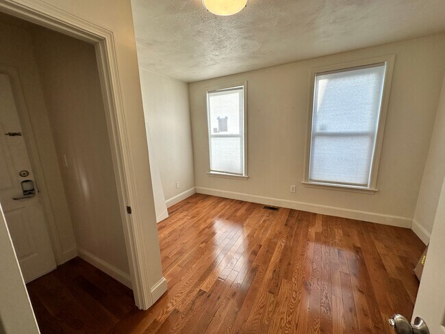 Building Photo - Renovated, Furnished, 4-bed