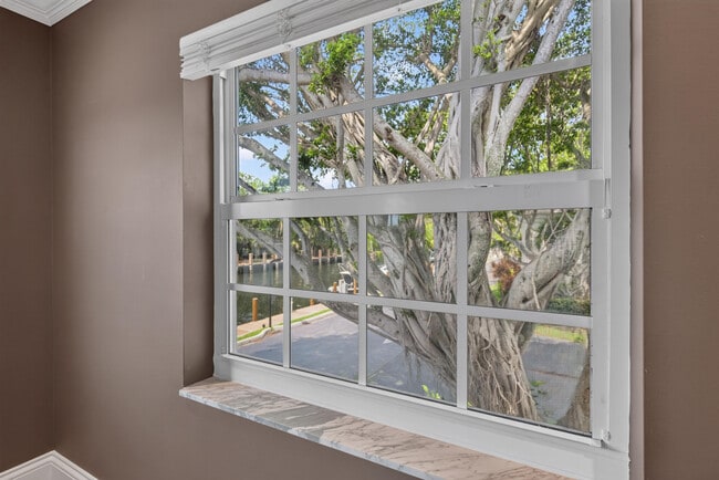 Building Photo - 6515 Bay Club Dr
