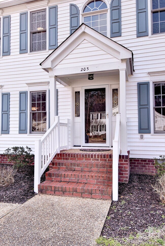 Foto del edificio - Spacious and Updated Yorktown Home