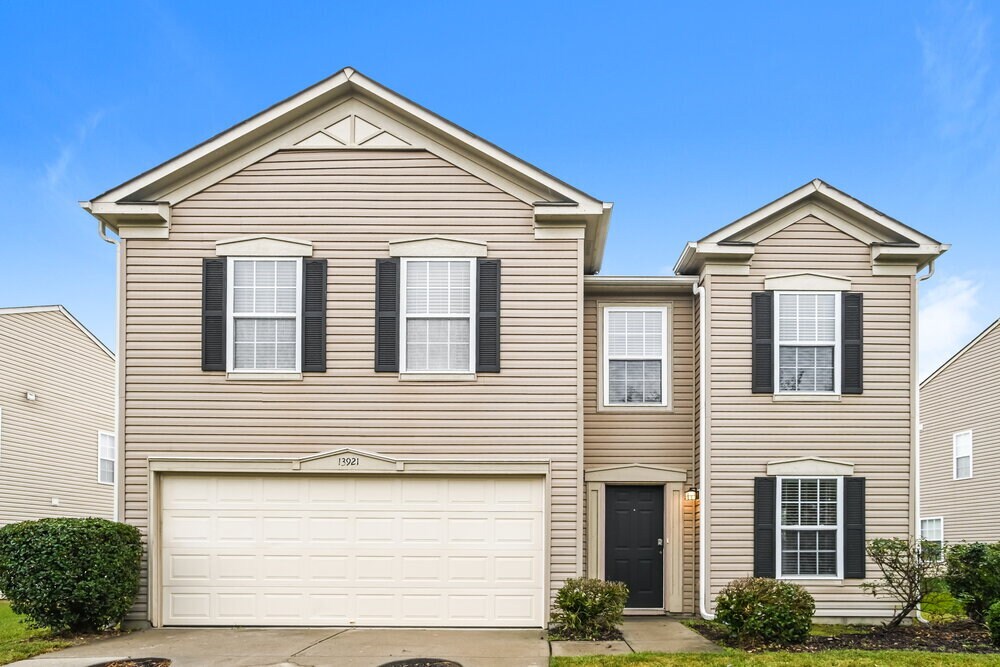 Foto principal - 13921 Lawrence Farm Ln