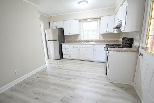 Building Photo - 3 Bedroom 2 Bath Home (Pets Under 30lbs Considered)
