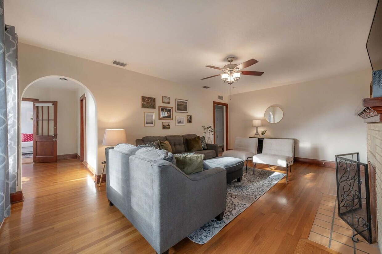 Foto principal - 1200 E Paris St