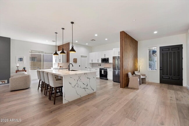 Building Photo - 10559 E Sheena Dr