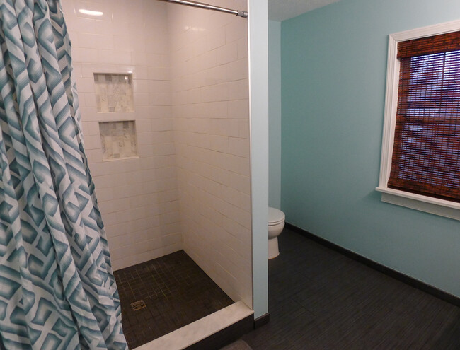 Huge 4'x4' shower. - 524 East Brandeis Avenue