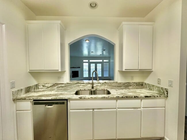 Building Photo - 126 S Shore Dr