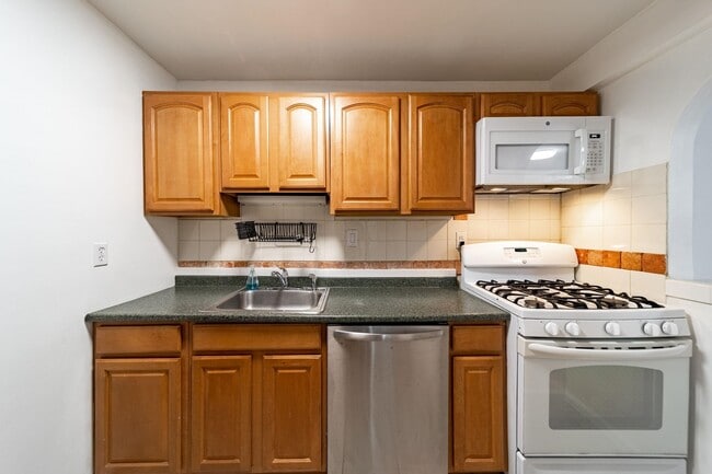 Building Photo - 236 Christopher Columbus Dr